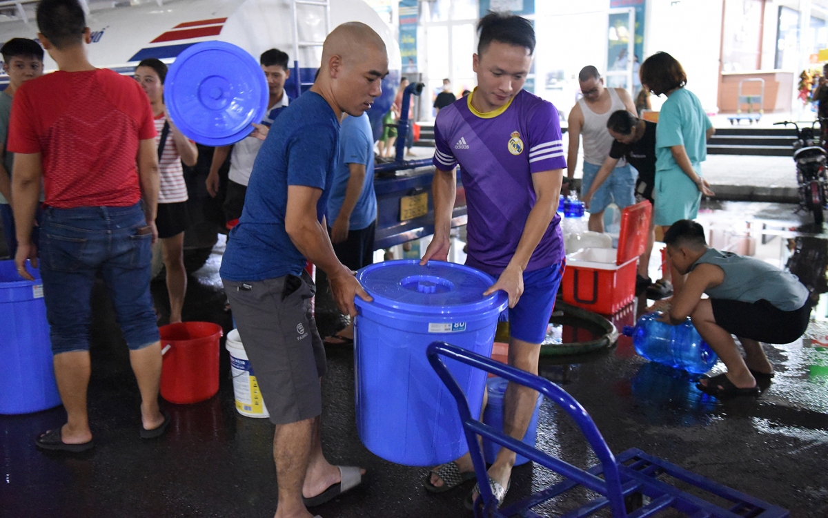Người dân Thanh Hà lỉnh kỉnh xô, chậu đi lấy nước giữa đêm