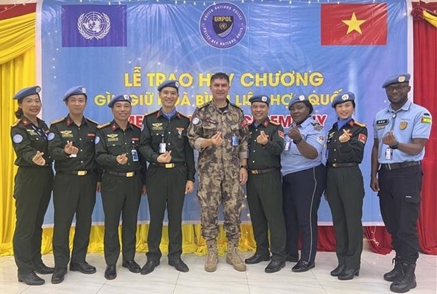 vietnamese police officers honoured by unmiss orders picture 1