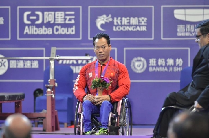 powerlifter le van cong wins bronze medal at asian para games 2023 picture 1