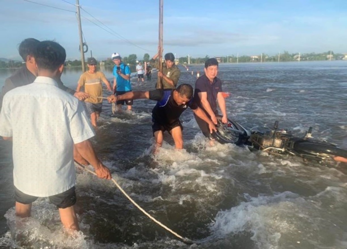 Cứu 2 vợ chồng bị nước cuốn trôi khi đi qua đoạn đường bị ngập ở Thừa Thiên Huế