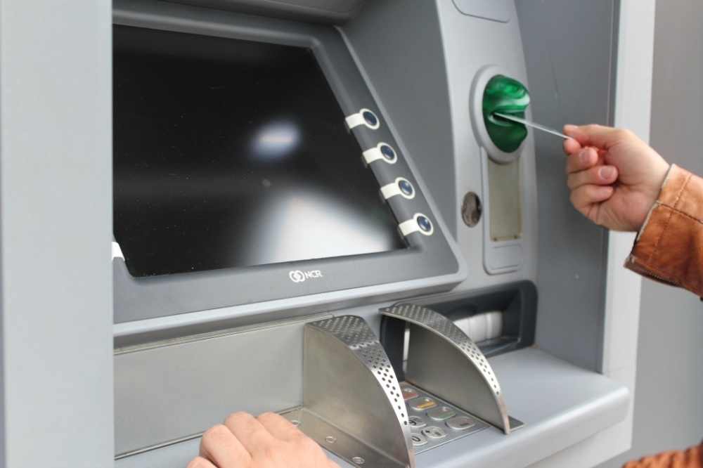 phai lam sao khi nhap sai ma pin atm ba lan khien the bi khoa hinh anh 1