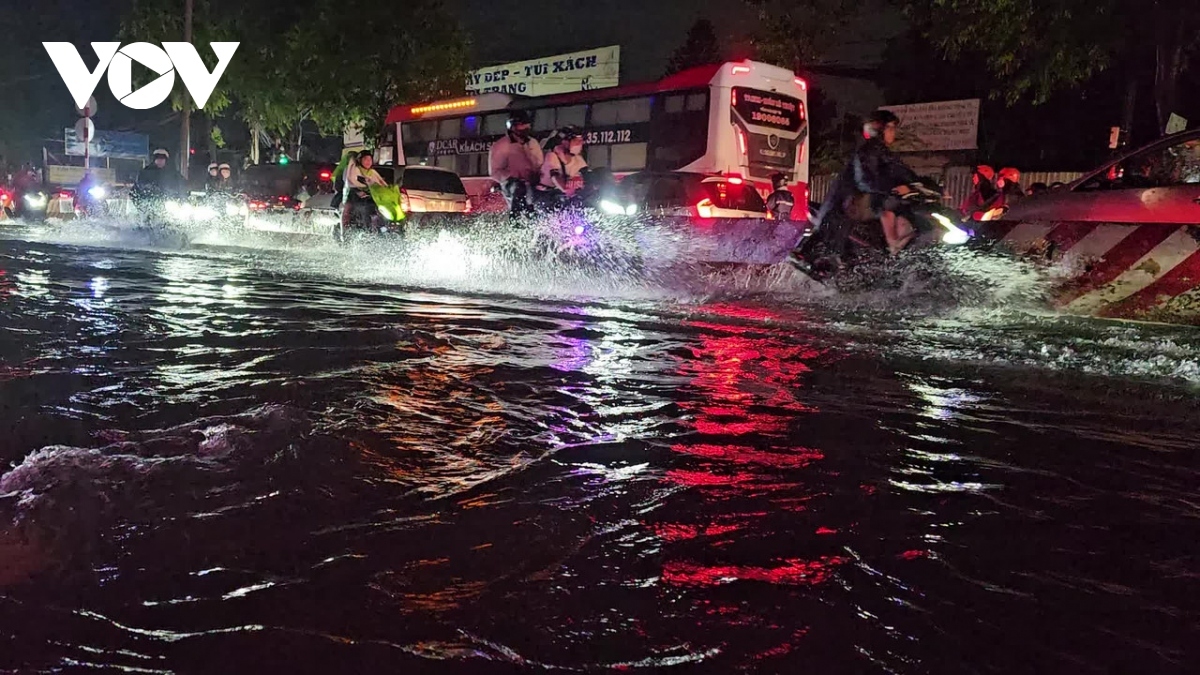 thoi tiet ngay 17 10 mien trung va mien nam tiep tuc co mua vua den mua to hinh anh 1