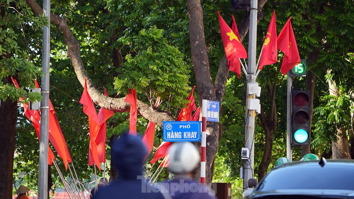 hanoi streets brilliantly decorated for capital liberation day celebrations picture 10