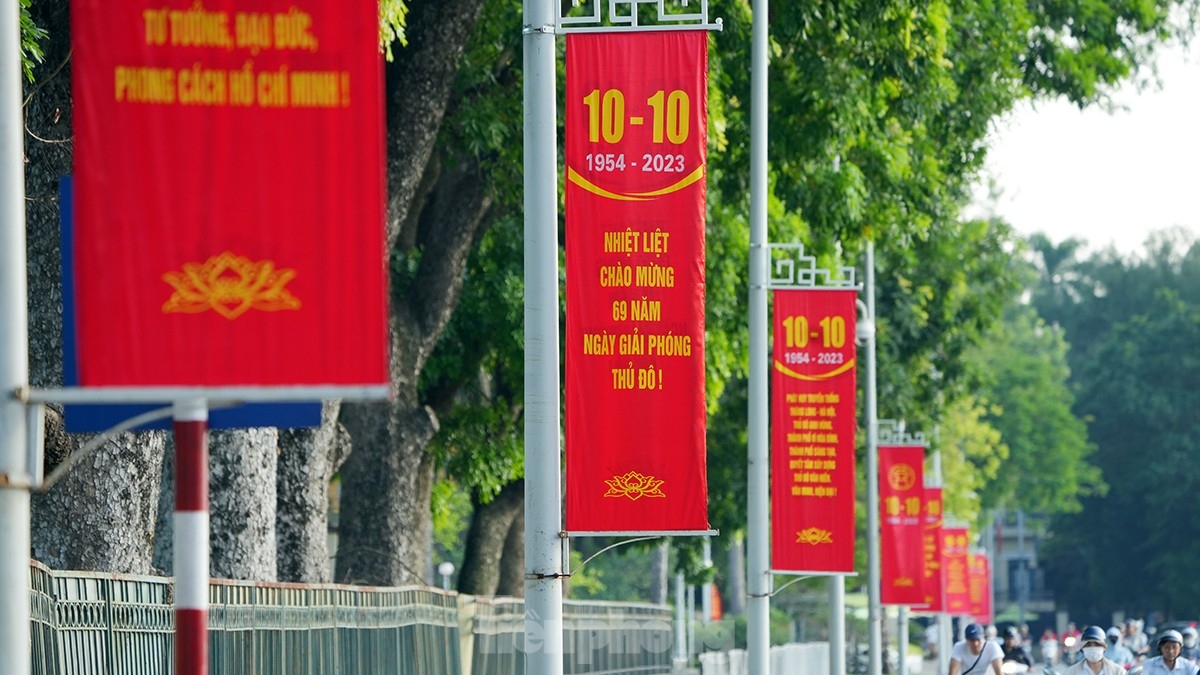 hanoi streets brilliantly decorated for capital liberation day celebrations picture 2