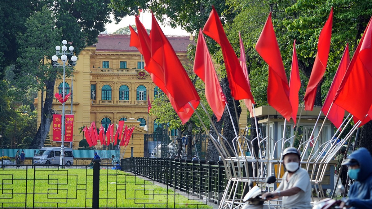 hanoi streets brilliantly decorated for capital liberation day celebrations picture 3
