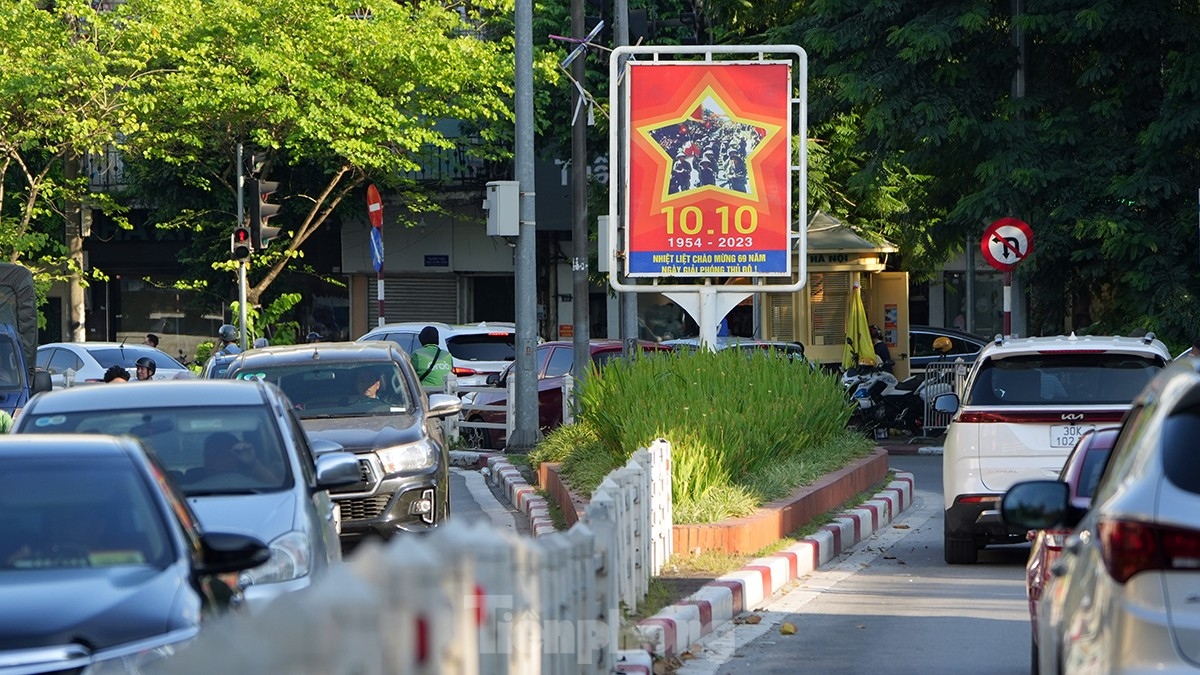 hanoi streets brilliantly decorated for capital liberation day celebrations picture 4