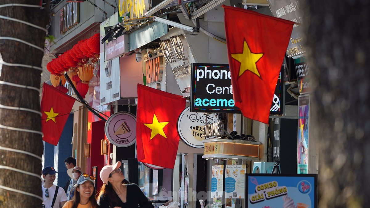 hanoi streets brilliantly decorated for capital liberation day celebrations picture 5