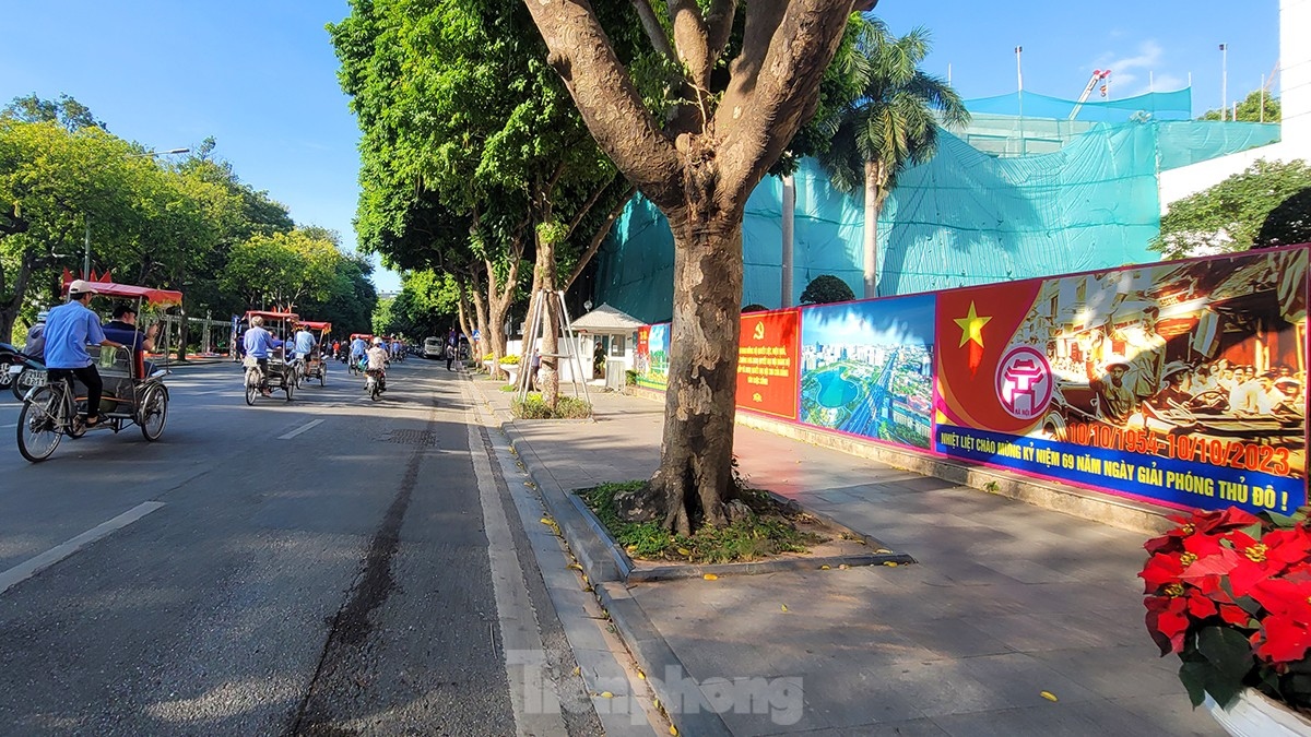hanoi streets brilliantly decorated for capital liberation day celebrations picture 7