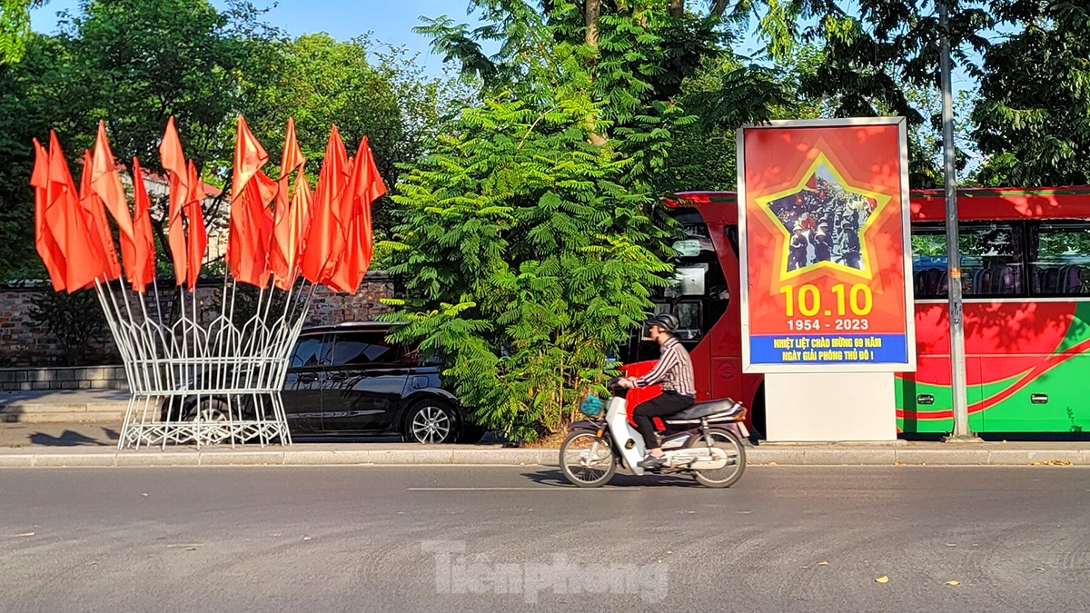 hanoi streets brilliantly decorated for capital liberation day celebrations picture 9