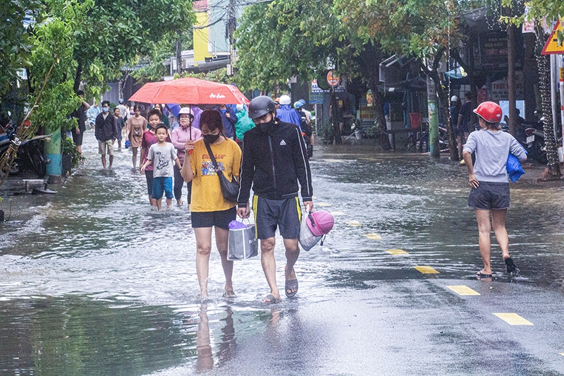 Da nang ngung mua, nhieu tuyen duong van ngap nuoc hinh anh 1