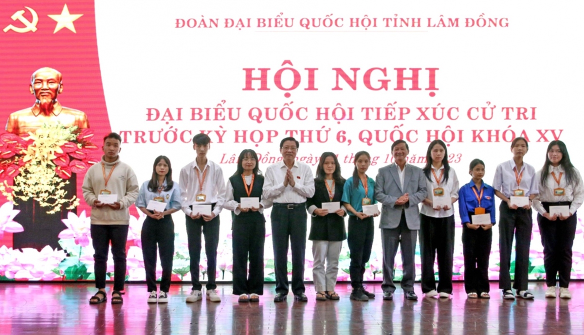 Ông Phan Đình Trạc tiếp xúc cử tri tại Trường Đại học Đà Lạt