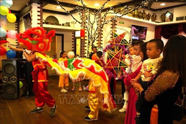 vietnamese children around the world enjoy mid-autumn festival picture 2