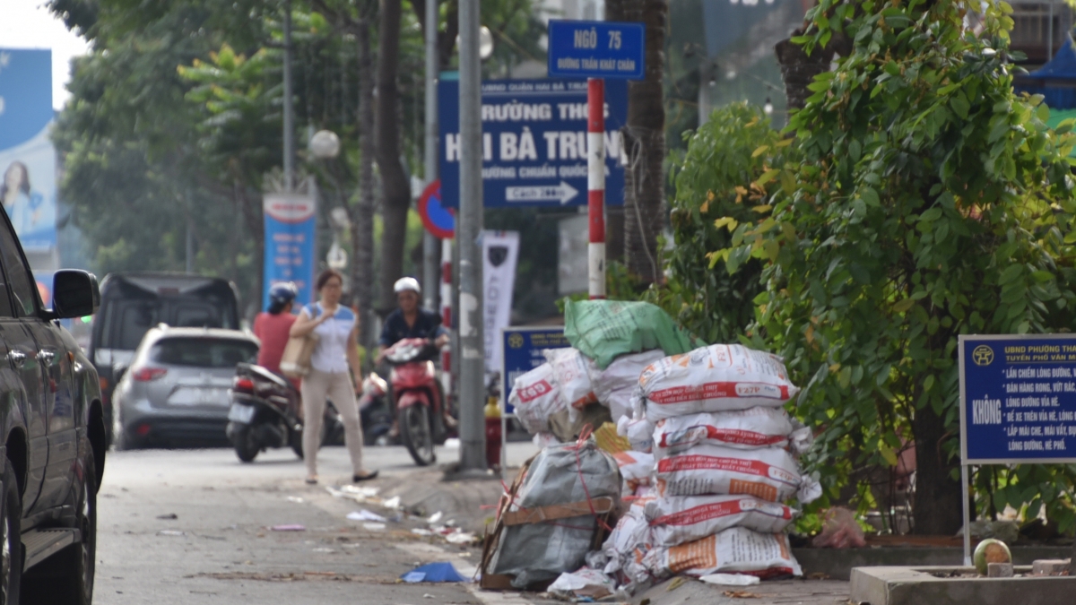 Nóng chuyện đổ trộm phế thải xây dựng trên vỉa hè Thủ đô