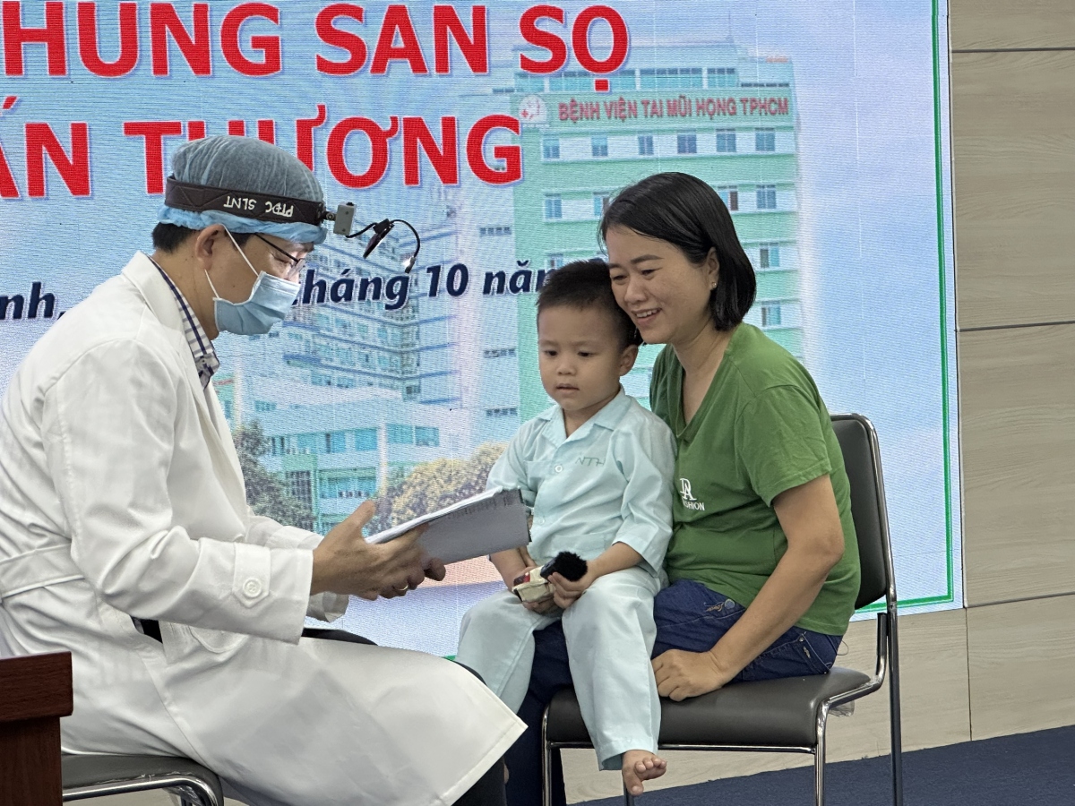 Vá lỗ thủng sàn sọ cho bé trai 3 tuổi bị chiếc đũa cắm xuyên mũi