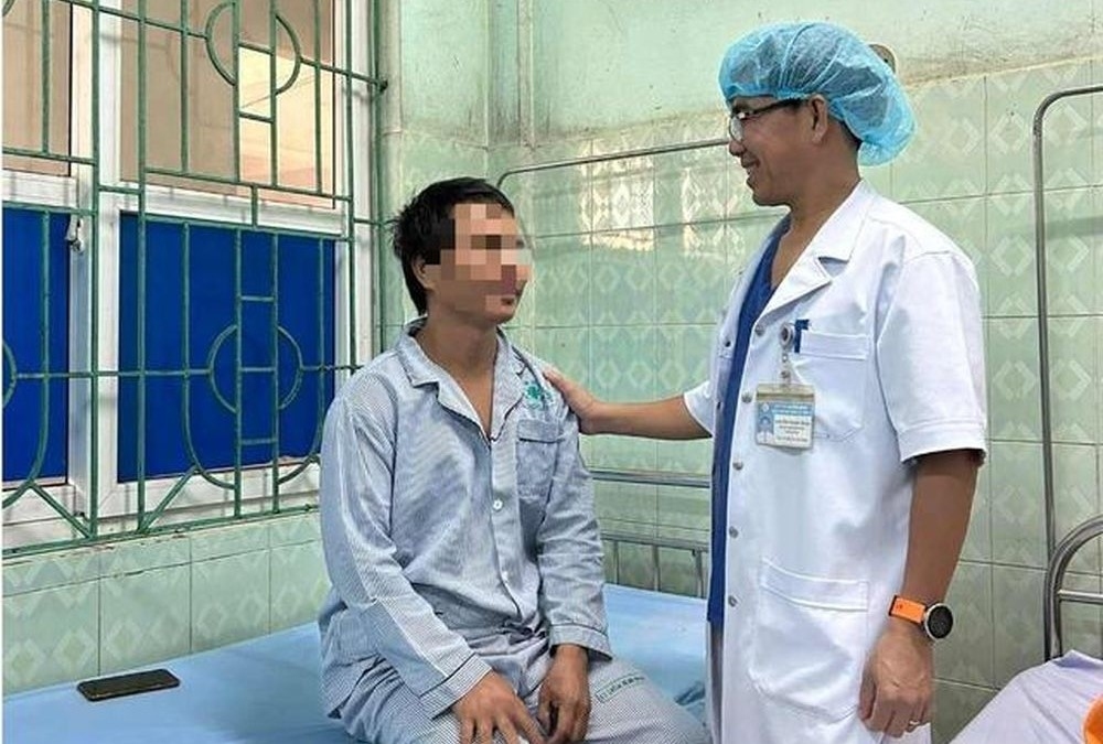 nguoi dan ong dang lam ray bi trung dan lac hinh anh 3