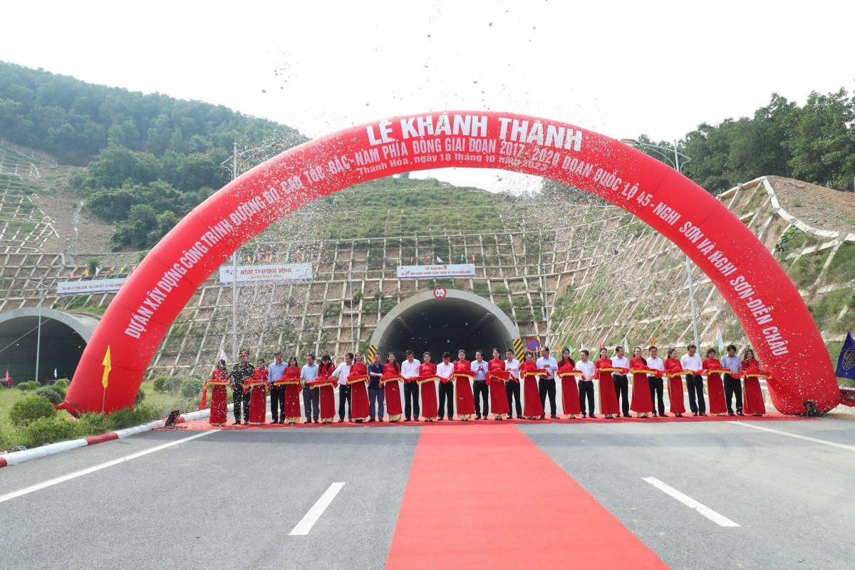 Phó Thủ tướng phát lệnh thông xe 2 cao tốc QL45-Nghi Sơn và Nghi Sơn-Diễn Châu