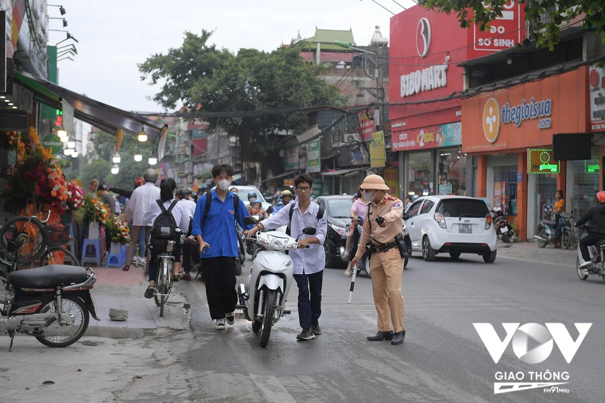 Làm gì để ngăn ngừa học sinh vi phạm giao thông?