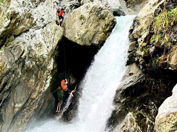 russian tourist trapped at waterfall rescued picture 1