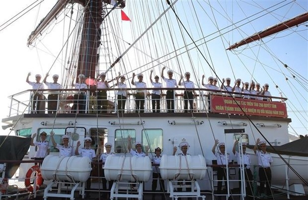 sailing ship 286-le quy don begins friendly visit to singapore picture 1