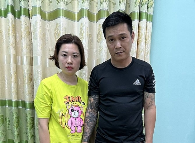Bị bắt quả tang khi đang phát tờ rơi vay tiền trên xe ô tô