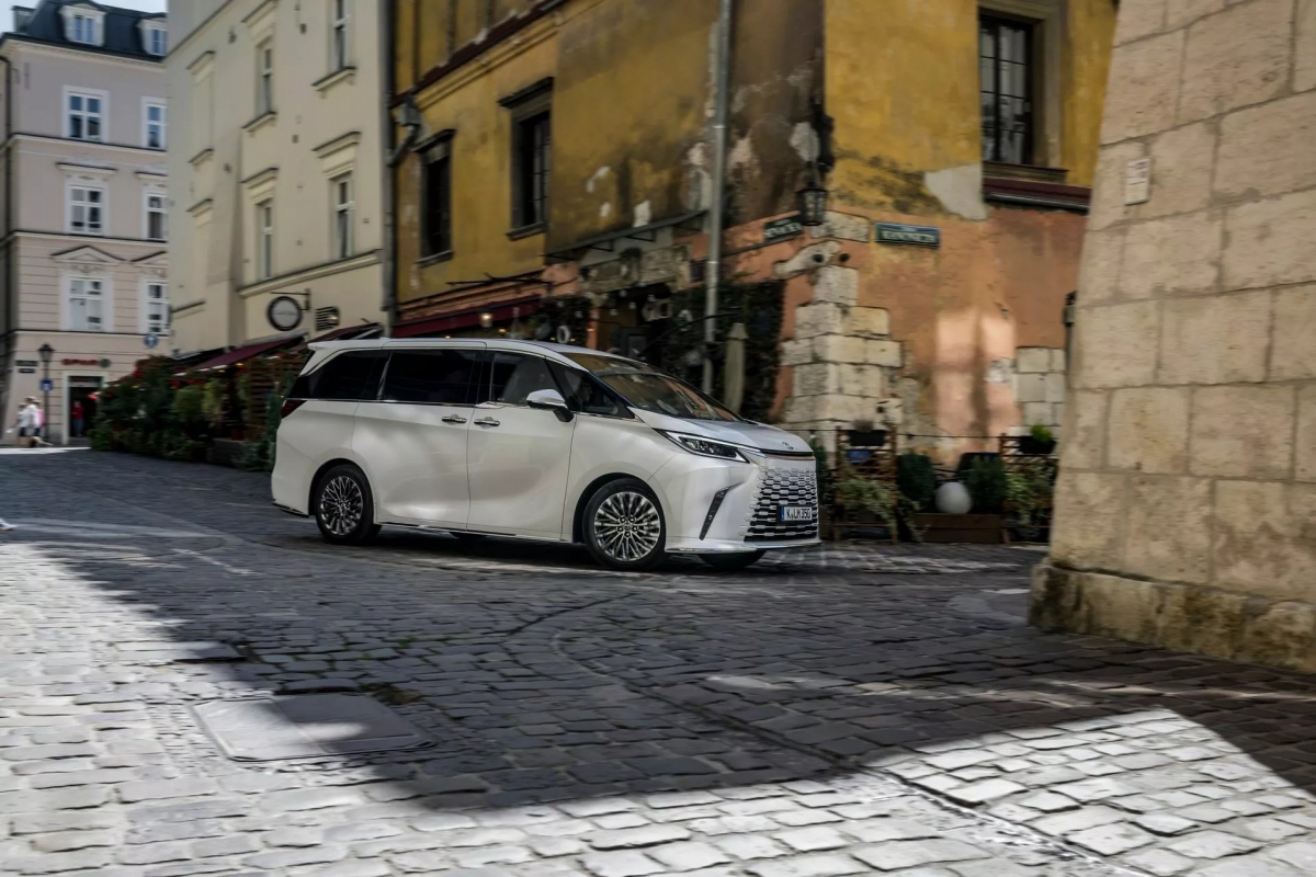 "Chuyên cơ mặt đất" Lexus LM 2024 mở bán tại châu Âu