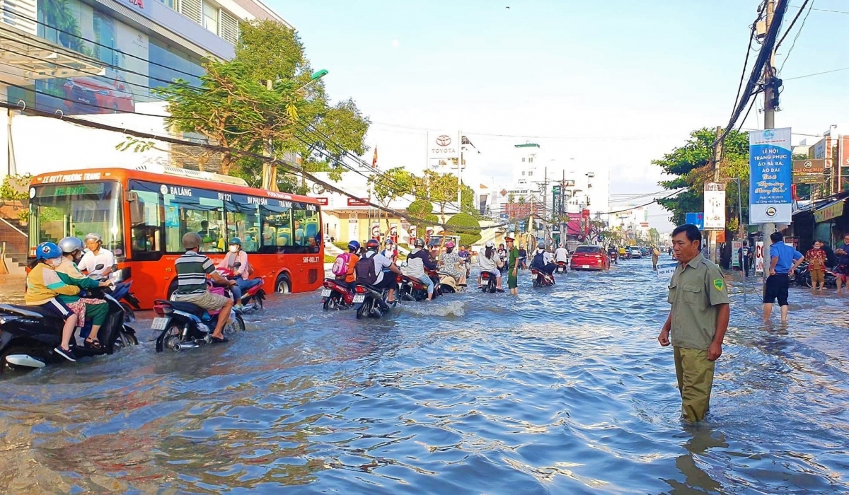 Đường Cần Thơ khô thoáng bất ngờ dù triều cường vượt mức báo động 3