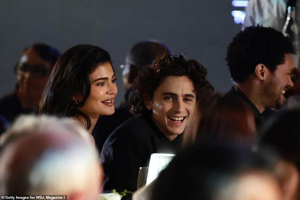 kylie jenner dep rang ro, sanh vai cung ban trai timothee chalamet tai su kien hinh anh 1