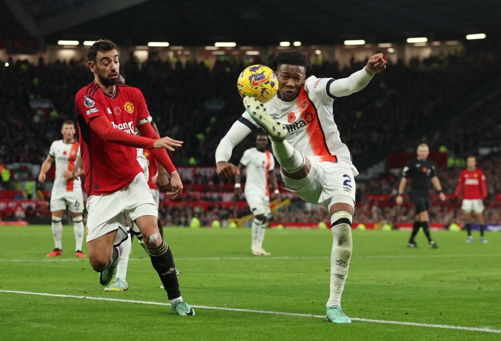 Kết quả vòng 12 Ngoại hạng Anh 10/11: Hàng công bế tắc, MU thắng nhọc Luton Town