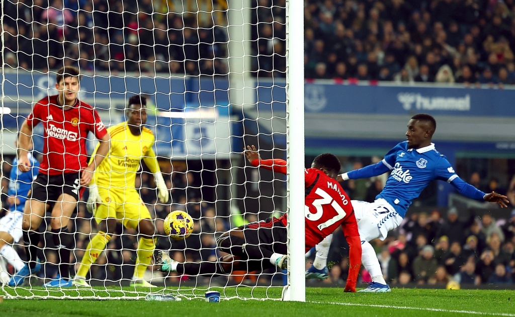 garnacho lập siêu phẩm xe đạp chổng ngược, mu thắng 3 sao trên sân everton hình ảnh 9 garnacho lap sieu pham xe dap chong nguoc, mu thang 3 sao tren san everton hinh anh 9