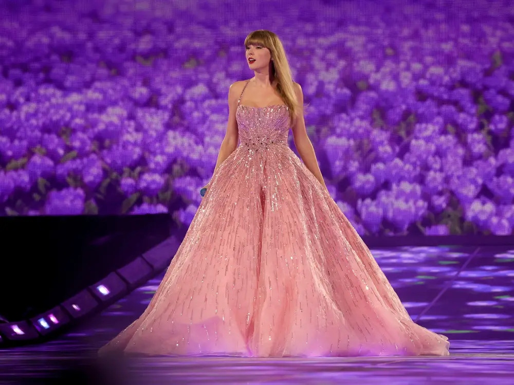Sau vụ váy 200 triệu của Taylor Swift rách toạc, nhìn lại hóa ra showbiz  cũng có nhiều pha rách váy “đi vào lòng đất”
