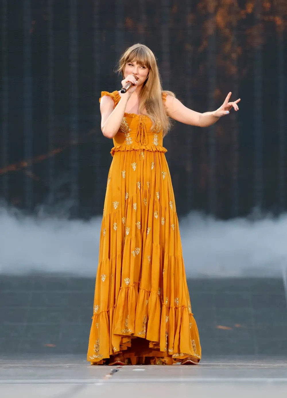 Taylor Swift vẫn đẹp hút hồn dù bị chê mặc sến sẩm trên thảm đỏ