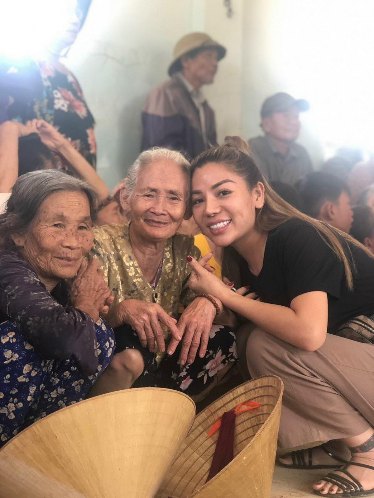 nữ diễn viên khi đàn ông góa vợ bật khóc tái xuất đóng phim hài tết hình ảnh 2 nu dien vien khi dan ong goa vo bat khoc tai xuat dong phim hai tet hinh anh 2