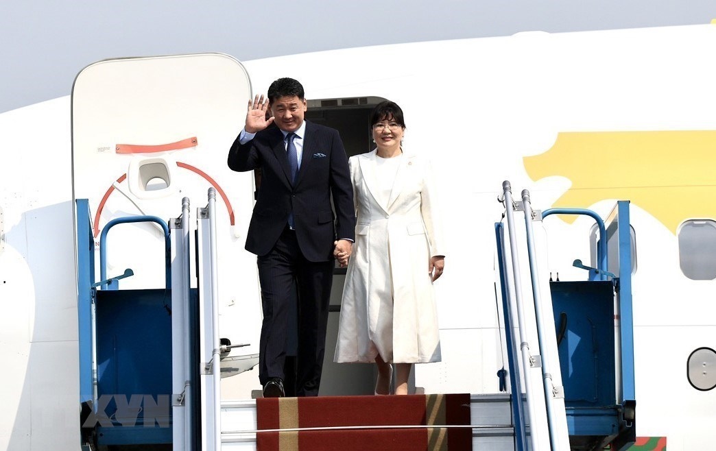 mongolian president arrives in hanoi, begins state visit to vietnam picture 1