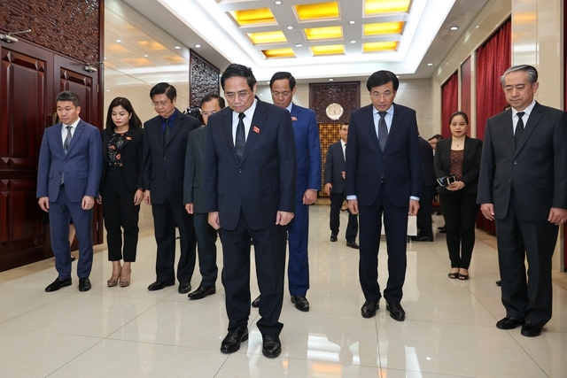 pm pham minh chinh pays tribute to former chinese premier li keqiang in hanoi picture 1