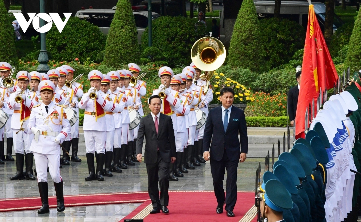 mongolian president warmly welcomed in hanoi on state visit to vietnam picture 1