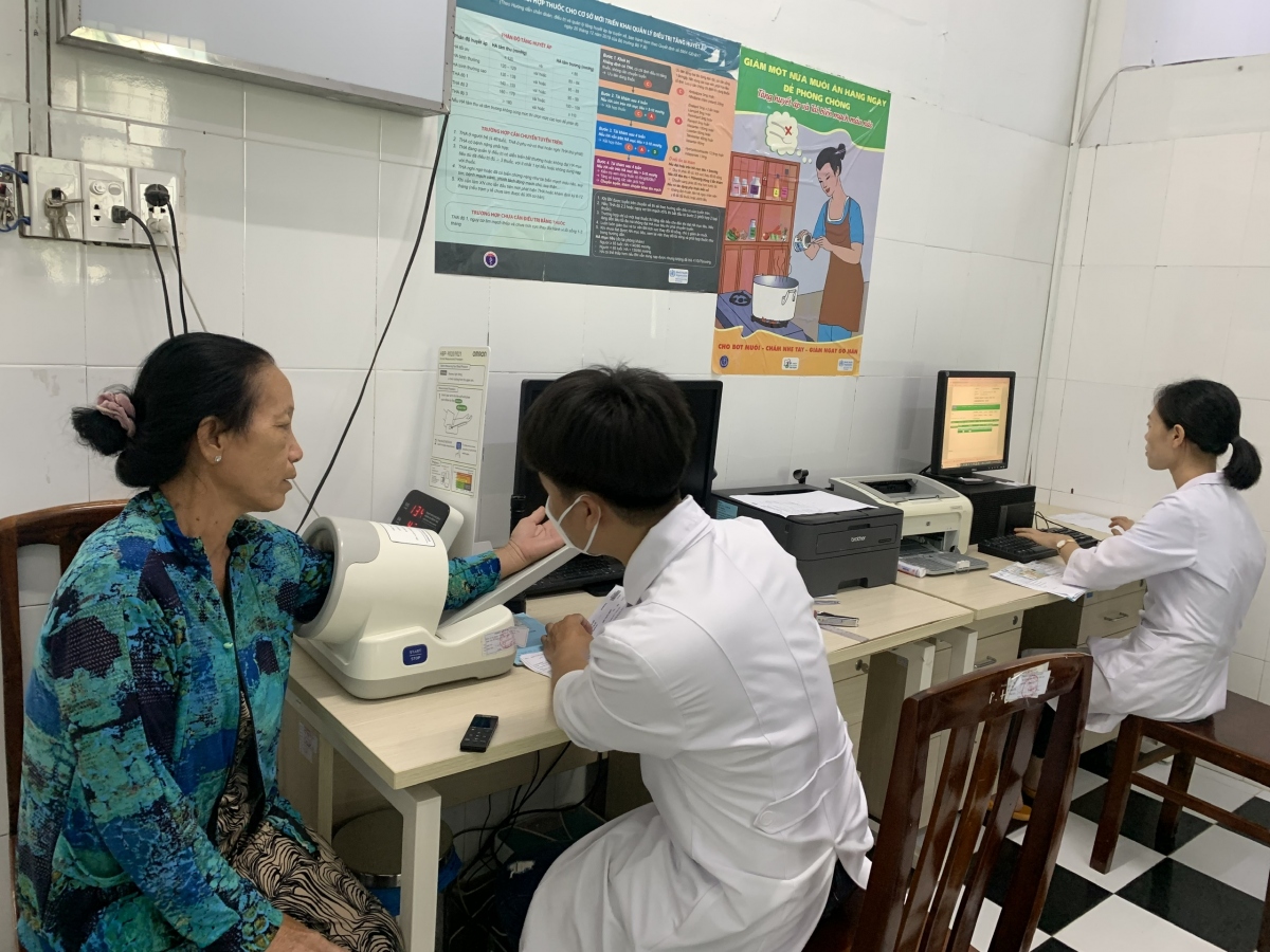 Hàng loạt nhân viên tuyến y tế cơ sở nghỉ việc, vai trò quận huyện ở đâu?