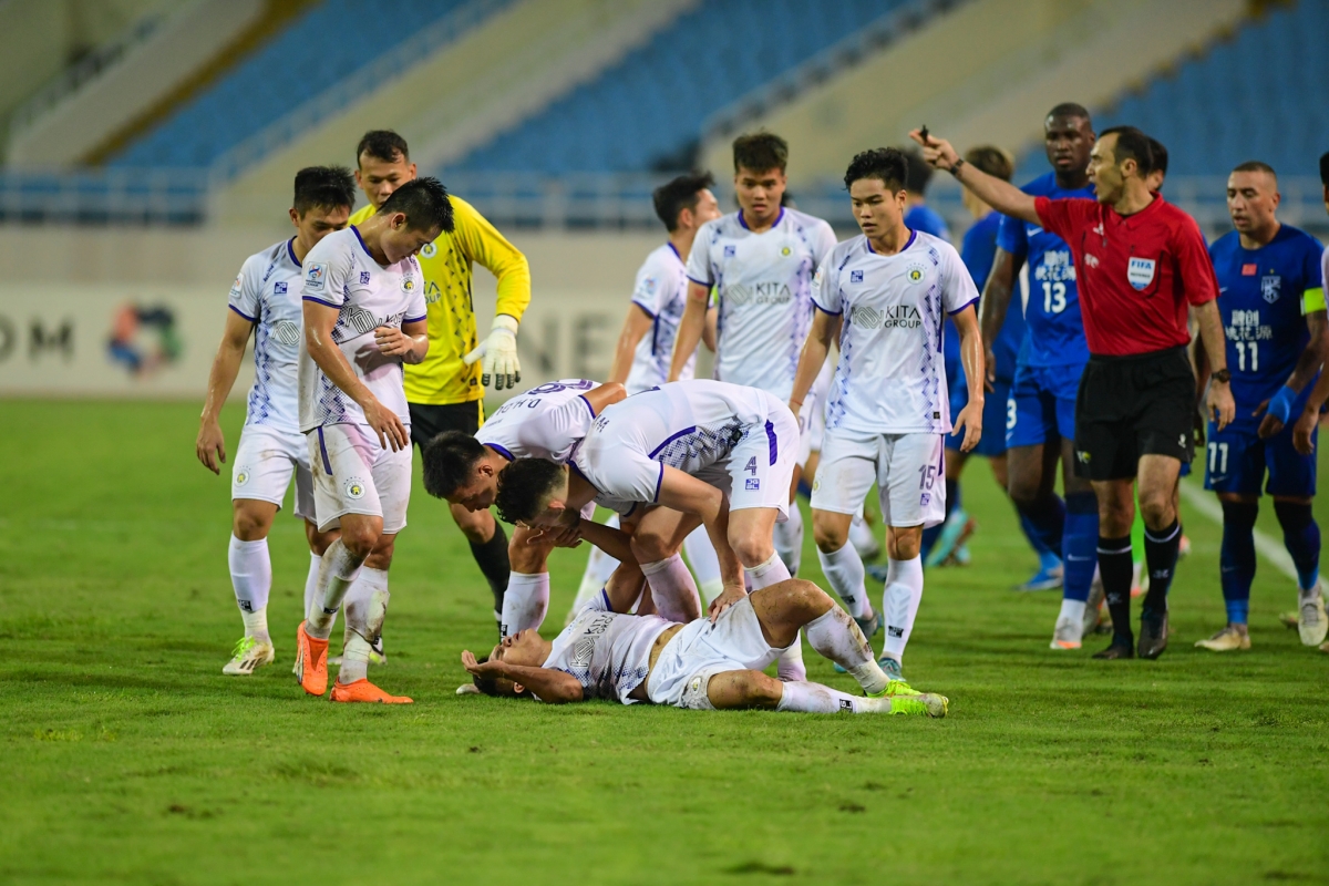 Cầu thủ Trung Quốc chơi xấu Xuân Mạnh nhận án phạt cực nặng từ AFC
