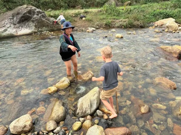 Foreign tourists impressed with week-long trip to Sapa with two kids