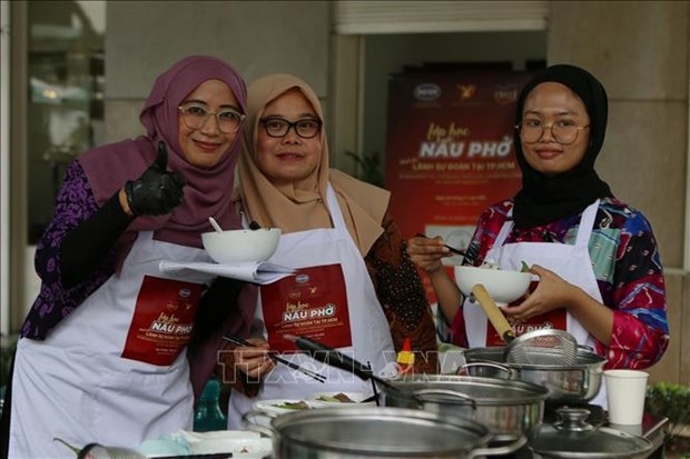 foreign diplomats attend pho cooking class in ho chi minh city picture 1