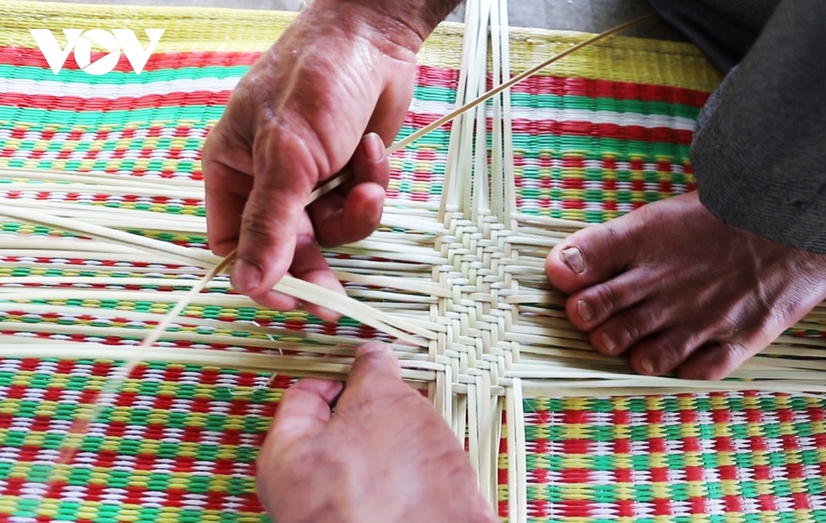 co tu ethnic people preserve traditional weaving picture 6