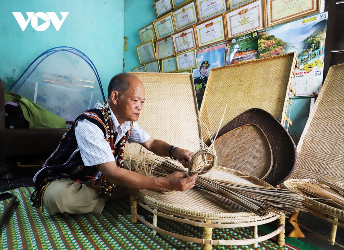 co tu ethnic people preserve traditional weaving picture 9