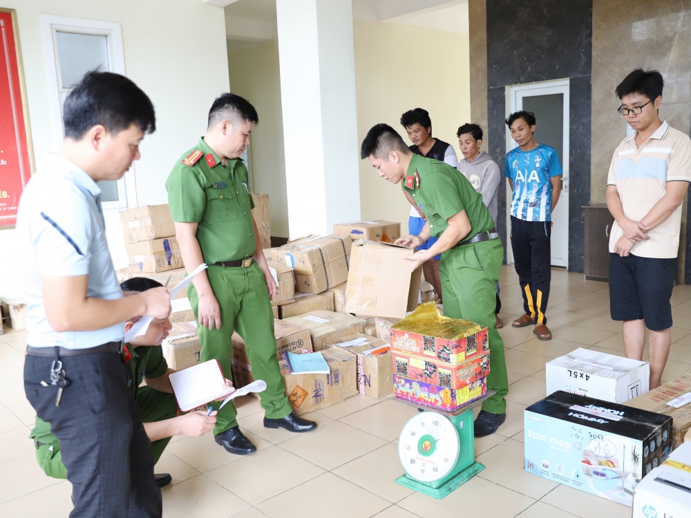 Hà Tĩnh bắt 4 đối tượng, thu gần 1.500 kg pháo