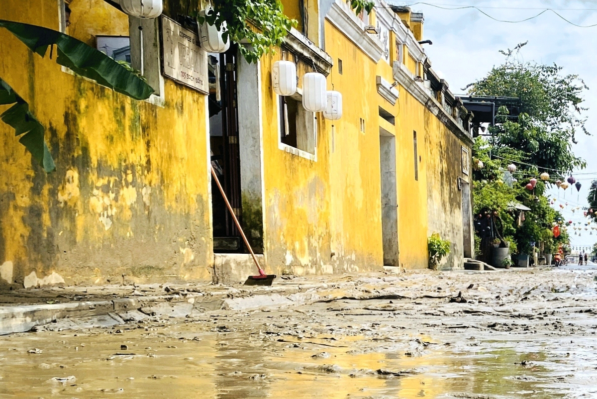 Người dân phố cổ Hội An quay cuồng dọn bùn non sau 2 trận lũ liên tiếp