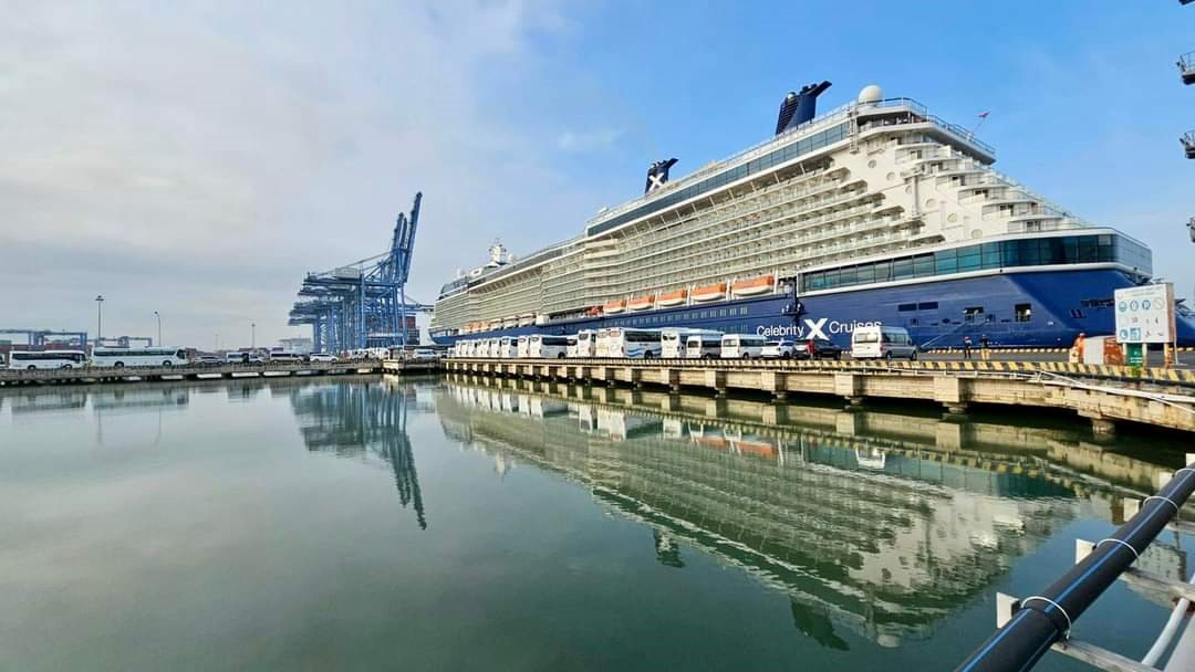 Luxury cruise ship brings 2,700 international tourists to Vietnam