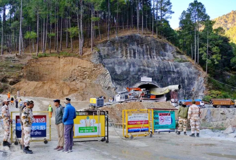 Cuộc giải cứu 40 công nhân mắc kẹt trong đường hầm ở Ấn Độ phải tạm dừng