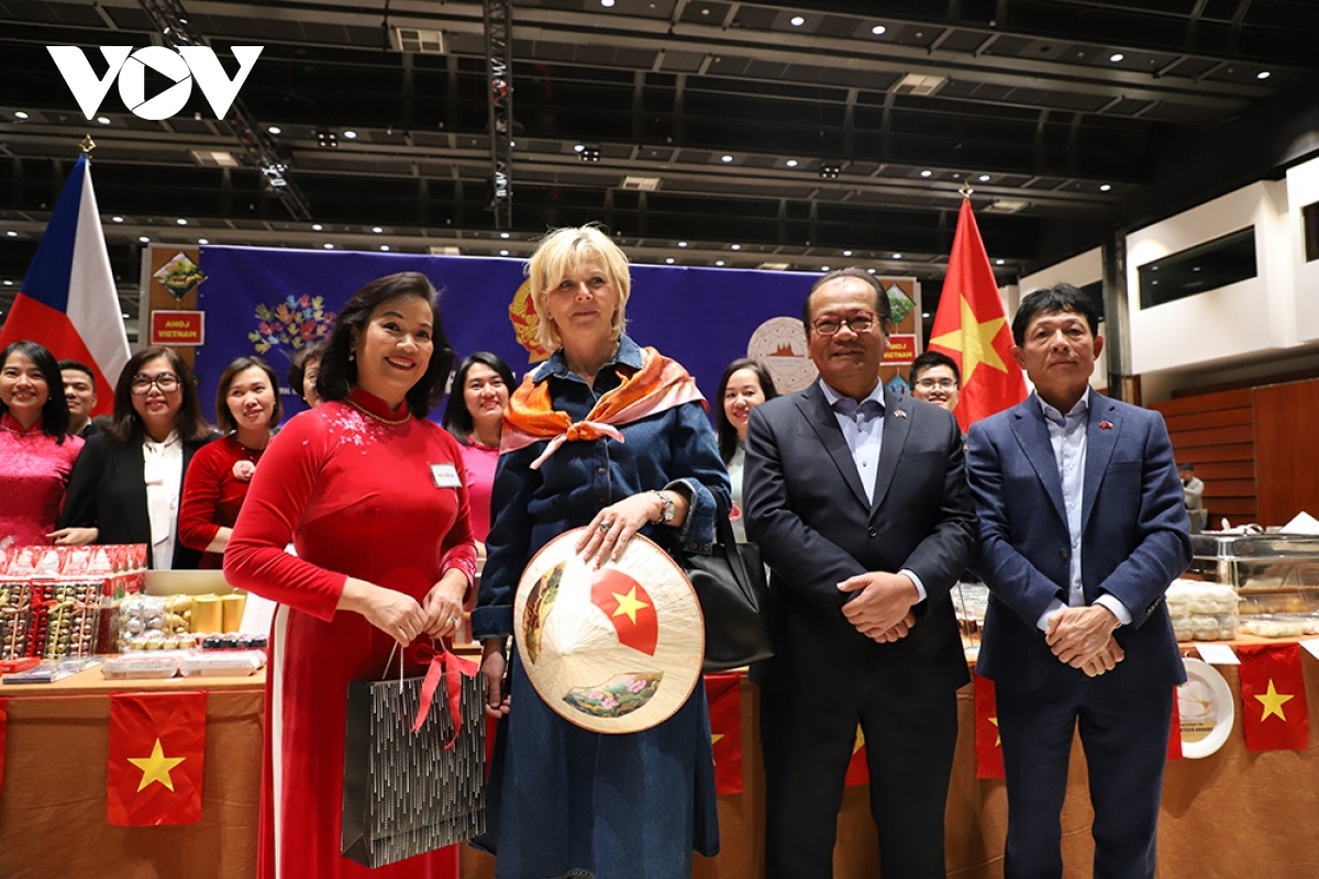 vietnam attends prague international charity bazaar 2023 picture 1