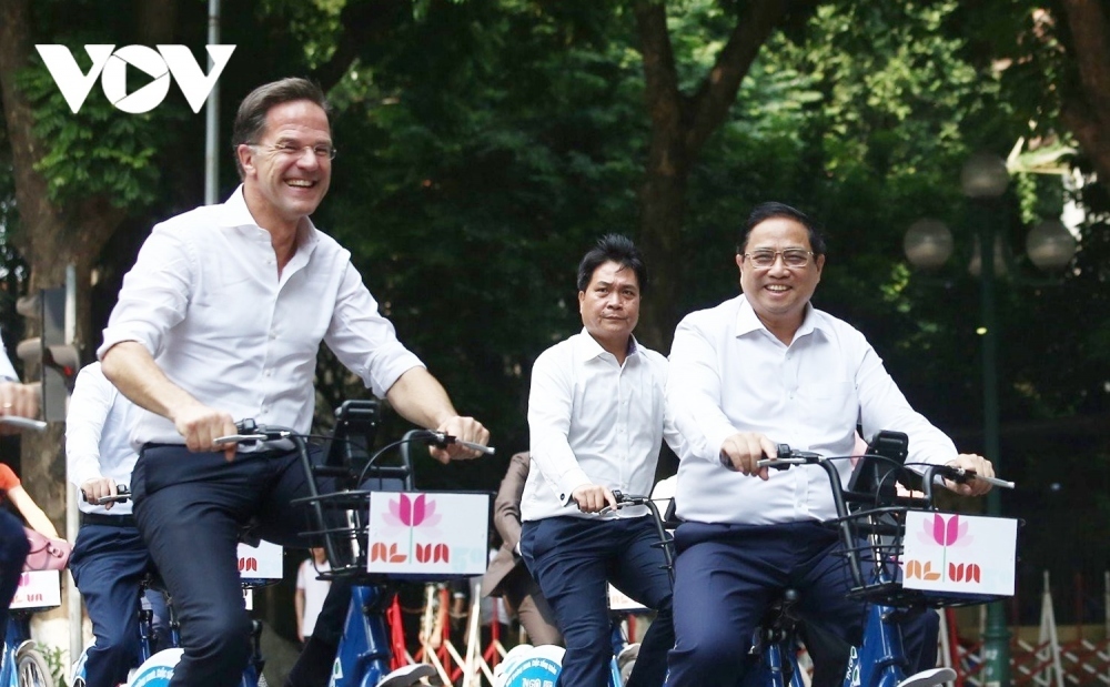 pm chinh and dutch counterpart tour streets of hanoi by bicycle picture 1
