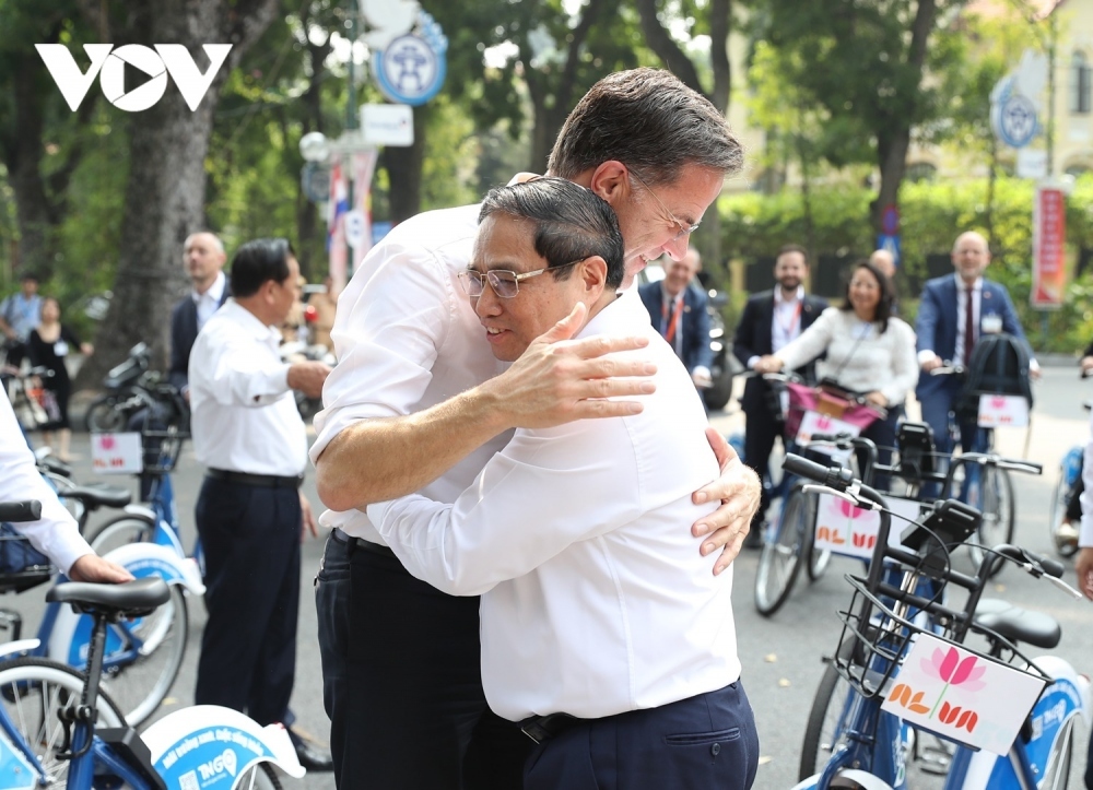 pm chinh and dutch counterpart tour streets of hanoi by bicycle picture 10