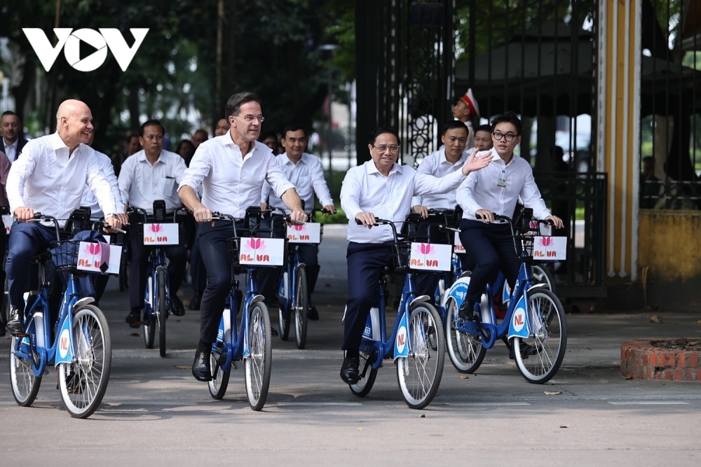 pm chinh and dutch counterpart tour streets of hanoi by bicycle picture 2