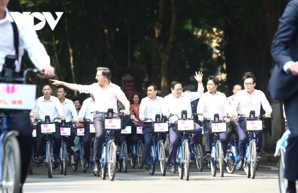pm chinh and dutch counterpart tour streets of hanoi by bicycle picture 5